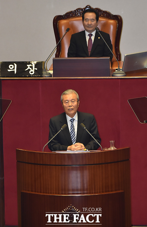 김종인 더불어민주당 비대위 대표가 21일 오전 서울 여의도 국회 본회의장에서 교섭단체대표연설을 하고 있다./국회=이새롬 기자