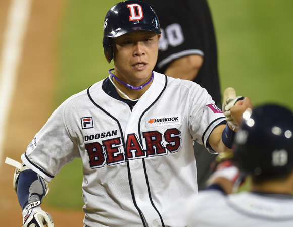 두산 박세혁이 팀이 7-0으로 앞서던 4회말 2사 1루서 투런홈런을 터뜨리고 환영을 받고 있다.