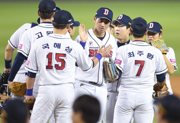 두산이 12-1로 승리를 거둔 가운데 경기 종료 후 선수들이 하이파이브를 나누고 있다.