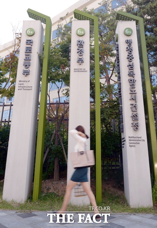 영남권 신공항에 대한 사전타당성 연구용역을 벌여온 프랑스 파리공항공단엔지니어링(ADPi)과 국토교통부는 21일 이날 오후 3시 정부세종청사 2층 브리핑실에서 동남권 신공항 사전타당성 검토 연구 최종보고회를 열고 현재의 김해공항을 확장하는 방안이 최적의 대안이라는 결론을 내렸다고 밝혔다./임영무 기자