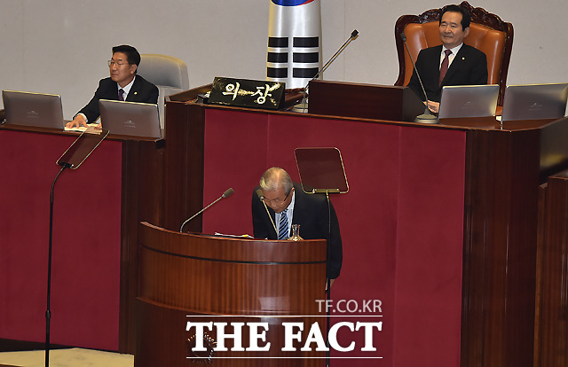 김종인 대표는 부실기업 구조조정 문제에 대해서 정부의 역할은 돈 퍼붓기가 아니라, 시장에서 스스로 구조조정이 될 수 있도록 여건을 만들어주는 것이라고 말했다./국회=이새롬 기자