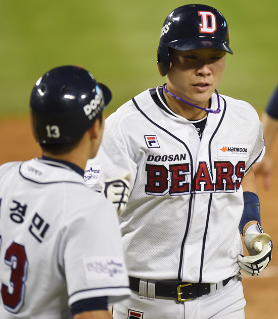 두산 박세혁이 팀이 7-0으로 앞서던 4회말 2사 1루서 투런홈런을 터뜨리고 환영을 받고 있다.