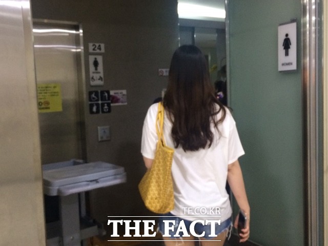 한 여성이 강남역사 내에 있는 공공화장실을 사용하고 있다./강남=한지은 인턴기자