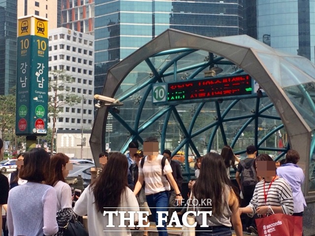 강남역 살인사건 피해자를 추모하는 포스트잇으로 가득했던 강남역 10번 출구는 여전히 사람들로 가득했다. / 강남=한지은 인턴기자