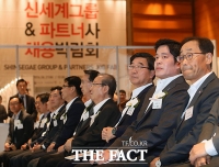 [TF포토] 정용진 참석한 신세계 채용 박람회, '고용 시장 순풍 부나'