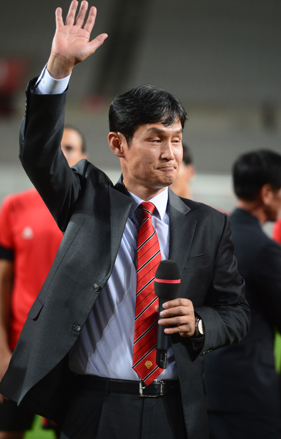 고별식을 가진 서울 최용수 감독이 팬들에게 손을 흔들어 주고 있다.