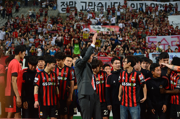 고별식을 가진 서울 최용수 감독이 팬들을 향해 손을 흔들어 주고 있다.