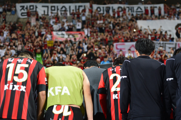 고별식을 가진 서울 최용수 감독(가운데)이 선수들과 팬들에게 인사를 하고 있다.