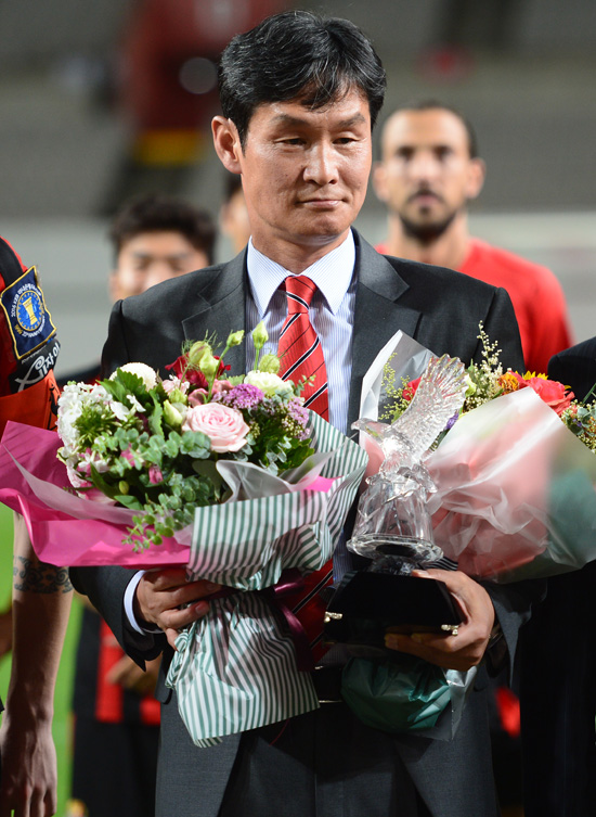 고별식을 가진 서울 최용수 감독이 꽃다발을 받고 있다.
