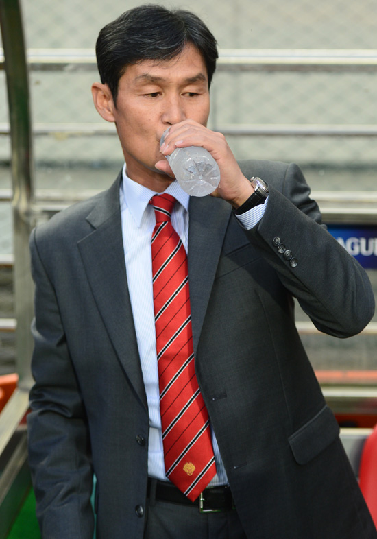 FC 서울 최용수 감독이 고별전에서 물을 마시며 경기시작을 기다리고 있다.