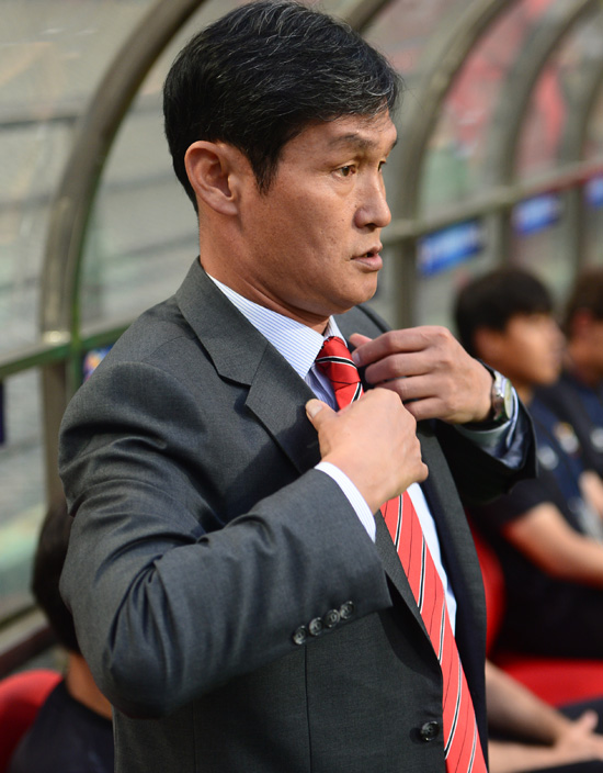 고별전을 갖는 FC 서울 최용수 감독이 경기 전 옷매무새를 가다듬고 있다.