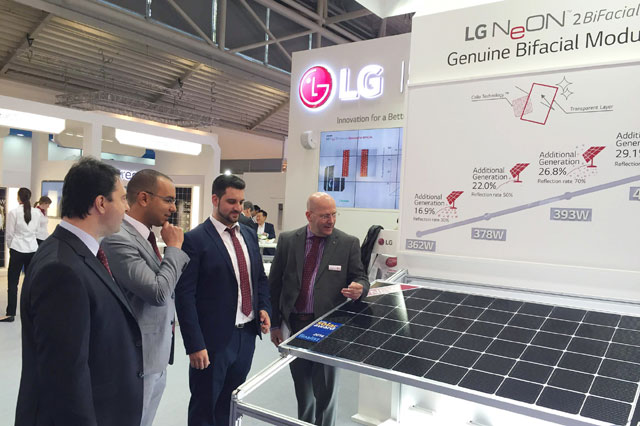 ‘인터솔라 2016’을 찾은 관람객들이 LG전자 부스에서 태양광 모듈 신제품 ‘네온2 바이페이셜’을 살펴보고 있다. /LG전자 제공