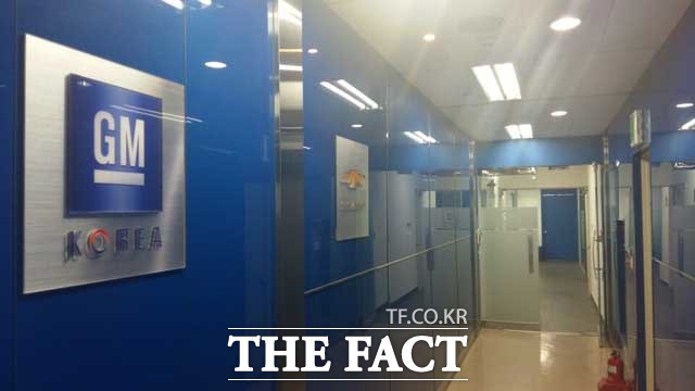 한국지엠의 노조 비리를 수사 중인 검찰이 협력업체 소속 비정규 직원을 정규직으로 전환하는 과정에서 노사가 얽힌 채용비리를 본격 수사하고 있다. /더팩트 DB