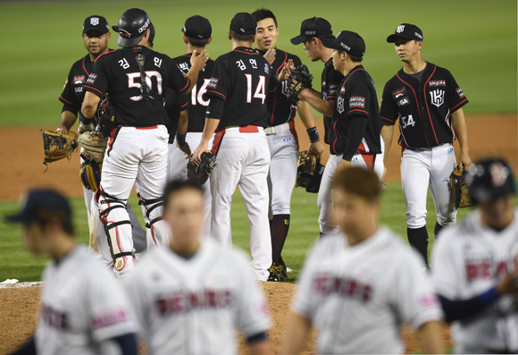 kt가 9-4로 두산을 누르고 승리한 가운데 경기 종료 후 선수들이 하이파이브를 나누고 있다.