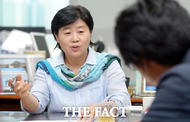 서영교 더불어민주당 의원이 최근 가족채용 등 갖은 논란에 휩싸이자 23일 입장 자료를 내고 모든 책임은 본인의 불찰에서 비롯된 것이라며 사과했다./더팩트DB