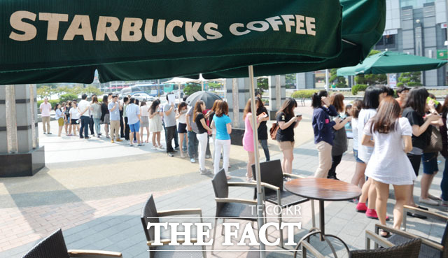 커피 전문점 스타벅스가 때아닌 여성 차별 논란에 휩싸였다. 일부 온라인 여성 커뮤니티가 스타벅스의 대통령 특별 휴가를 받은 장병에게 무료 커피를 제공하는 것을 문제 삼고 나섰기 때문이다. /더팩트DB