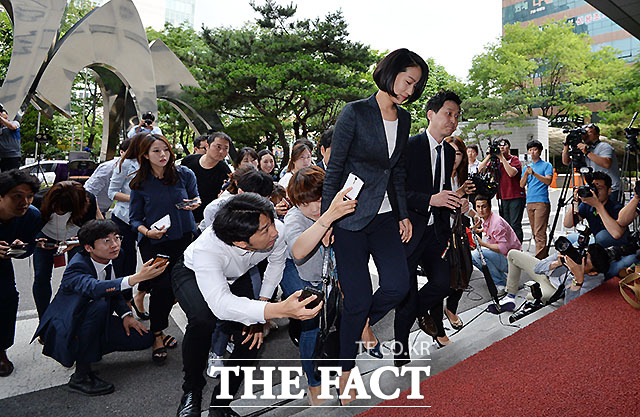 총선 홍보비 리베이트 수수 의혹 조사를 받기 위해 소환된 국민의당 김수민 의원이 23일 오전 서울 공덕동 서울서부지방검찰청으로 들어가고 있다./문병희 기자
