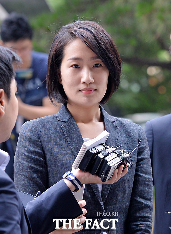 홍보비 리베이트 사건의 핵심인 허위계약서를 두고 김수민 국민의당 의원과 국민의당 사이에 진실공방이 벌어지고 있다. 총선 홍보비 리베이트 수수 의혹 조사를 받기 위해 소환된 국민의당 김수민 의원이 23일 오전 서울 공덕동 서울서부지방검찰청으로 들어가기 앞서 취재진의 질문을 듣고 있다./문병희 기자