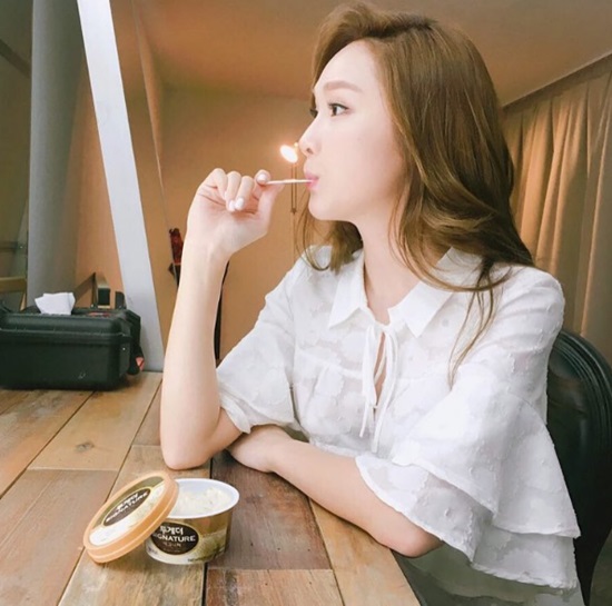 제시카의 여름나기 가수 제시카가 23일 인스타그램에 아이스크림을 먹는 사진을 올렸다. /제시카 인스타그램