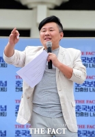 [TF포토] 더팩트 걷기대회 진행하는 방송인 장웅