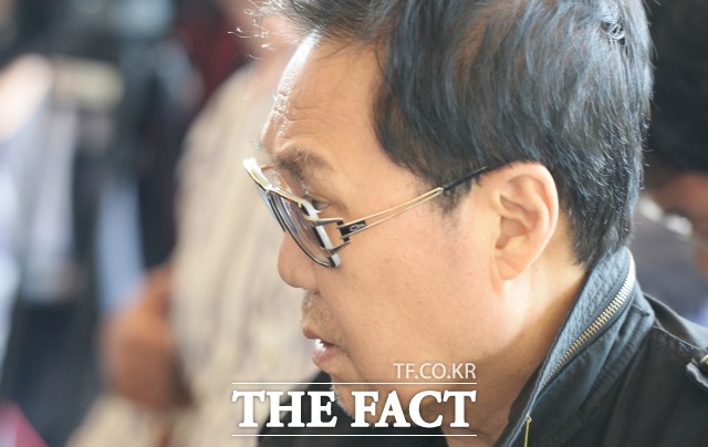 검찰에 출두하고 있는 조영남. 가수 겸 화가 조영남이 무명화가 송 모 씨 등에게 대신 그리게 한 그림을 팔아 1억 원을 이상을 챙긴 혐의로 불구속기소 됐다. /이덕인 기자
