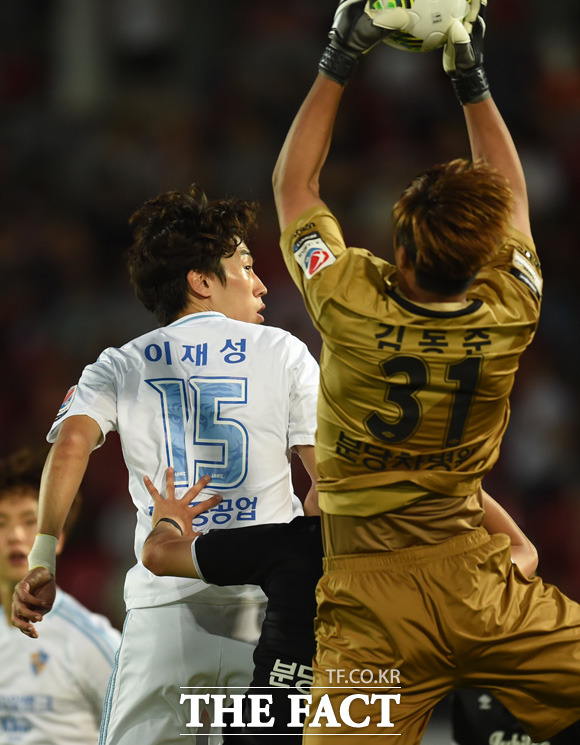 성남 골키퍼 김동준이 울산 이재성의 헤딩슛에 앞서 볼을 잡아내고 있다.