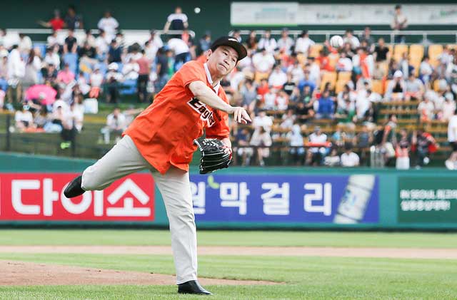 제임스 김 한국지엠 사장인 26일 대전구장에서 시구자로 참석했다. 이날 제임스 김 사장은 한국지엠의 올해 판매목표인 19만1000대를 기념, 191 등번호가 새겨진 유니폼을 입었다. /한국지엠 제공