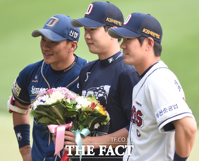 두산 박건우의 사이클링히트 시상식서 양팀 주장인 이종욱,김재호가 꽃다발을 전달하며 기념촬영을 하고 있다.