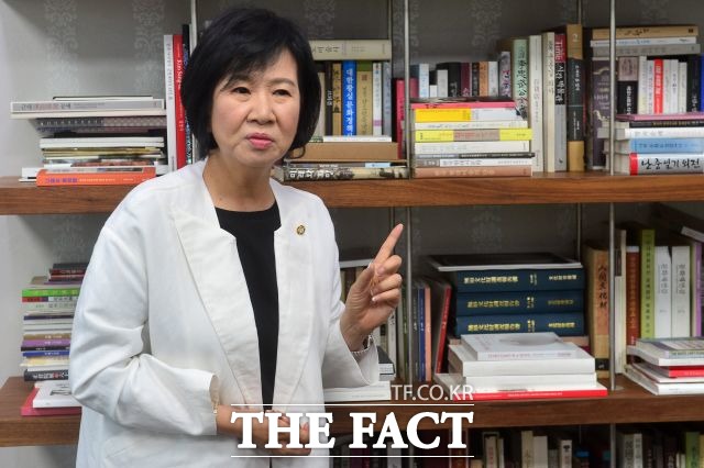 손 의원이 책장 앞에서 책에 관해 설명하고 있다. 특히 손 의원은 고대문명교류사라는 책을 가장 좋아한다고 했다. /국회=남윤호 기자