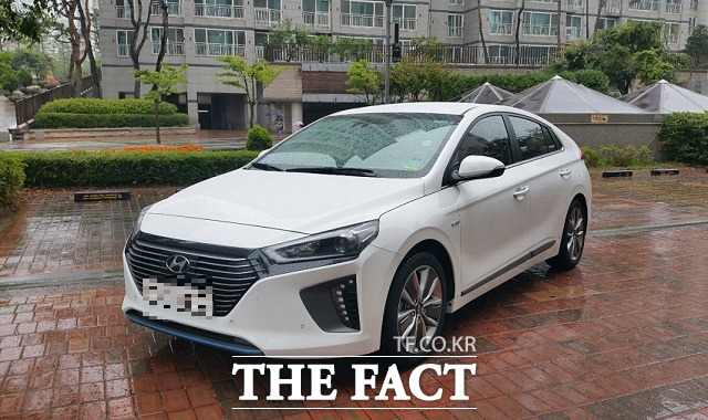 현대자동차가 최초로 출시한 하이브리드 전용 모델 아이오닉을 타고 출퇴근길에서 주행해본 결과 ℓ당 19km 이상의 높은 연비효율성을 보였다. /서재근 기자