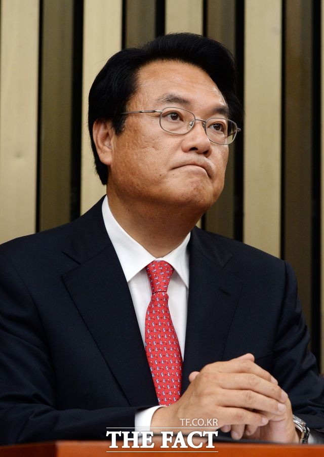 정진석 새누리당 원내대표는 28일 오전 국회에서 열린 원내대책회의에서 국회의원의 특권 내려놓기 작업에 속도를 내야 한다고 밝혔다./더팩트 DB