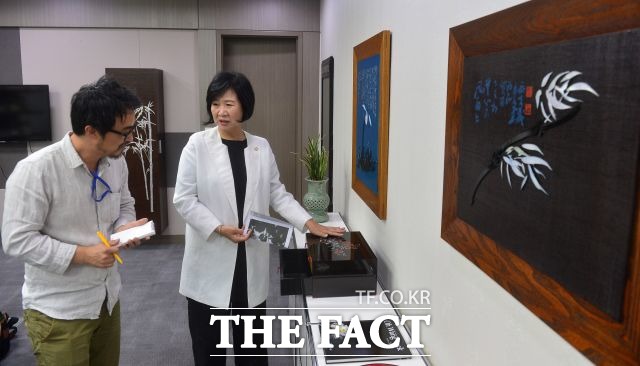 손 의원이 나전칠기 공예가 오왕택 공예가로부터 선물 받은 함과 자필 편지를 받았다고 설명하고 있다. 그는 오왕택 선생이 이 작품을 선거가 시작하기 전인 4월 20일부터 제작하기 시작해서 며칠 전에 받았다. 오 선생은 제가 선거에서 떨어질 것이라고 한 번도 생각하지 않으셨다고 한다고 설명하고 있다. /국회=남윤호 기자