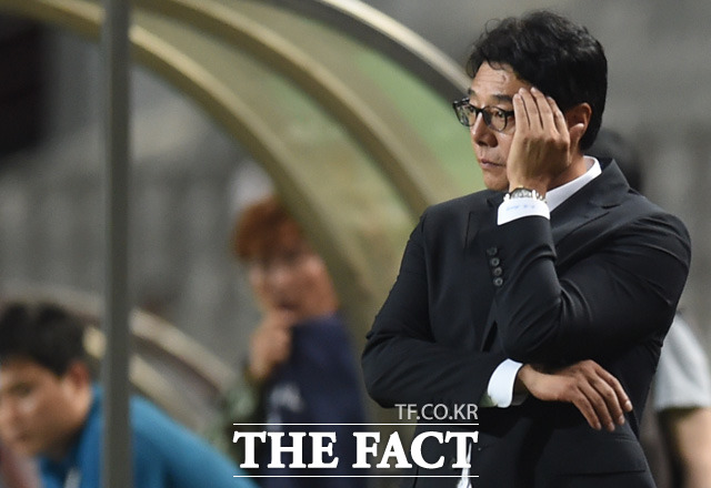 황선홍 감독이 1-3으로 패색이 짙어지자 안타까운 표정으로 경기를 지켜보고 있다.