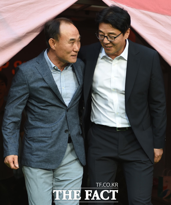 FC서울 신임 황선홍 감독이 성남FC 김학범 감독과 대화를 나누며 경기장에 들어서고 있다.