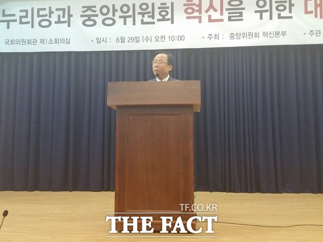 새누리당 중앙위원회 혁신본부가 주최한 새누리당과 중앙위원회 혁신을 위한 대토론회가 29일 오전 국회 의원회관에서 열린 가운데 이주영 새누리당 의원 축사를 하고 있다./국회=신진환 기자/