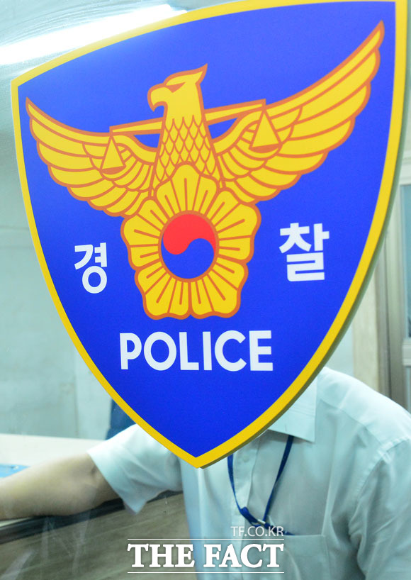 여고생과 성관계 파문을 일으킨 부산의 학교전담 경찰관이 모텔, 승용차 등에서 수차례 성관계를 한 것으로 드러나 충격을 주고 있다. 심지어 한 경찰은 아내와 이혼해 여고생과 살려고 했던 것으로 알려졌다. /더팩트DB