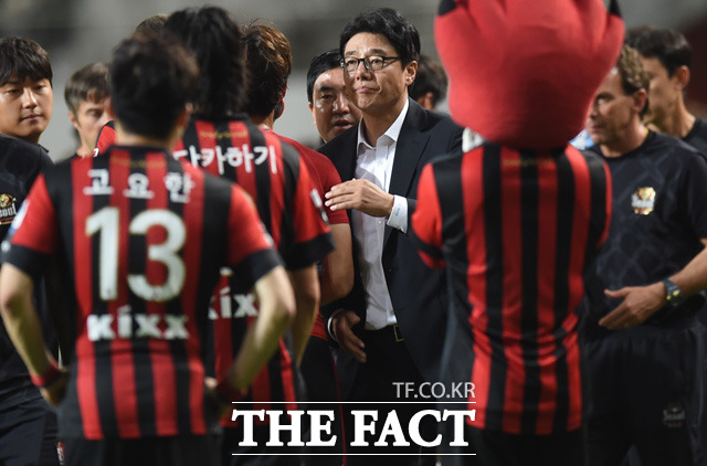 황선홍 감독이 1-3으로 역전패 한 뒤 아쉬운표정으로 선수들과 악수를 나누고 있다.