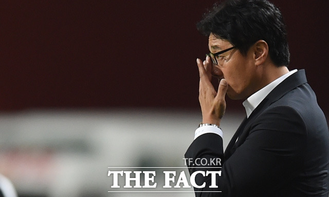 황선홍 감독이 1-3으로 패색이 짙어지자 안타까운 표정으로 경기를 지켜보고 있다.