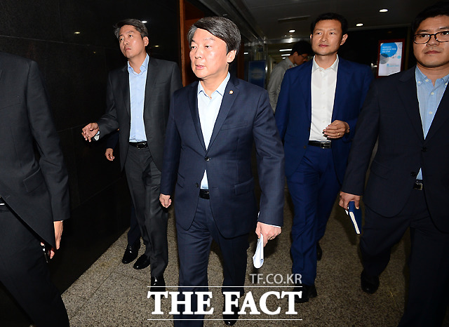 대표직 사퇴 의사를 밝힌 뒤 국회를 빠져나가고 있는 안 대표./국회=이새롬 기자