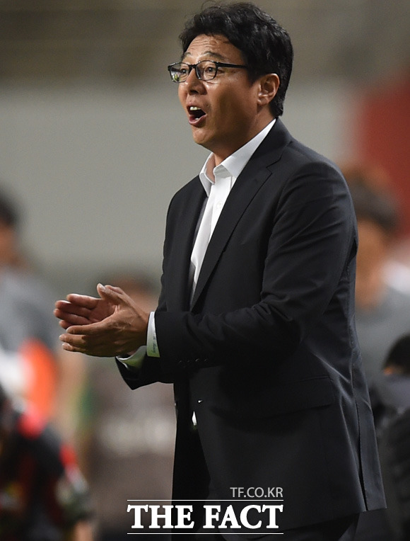 황선홍 감독이 1-3으로 패색이 짙어지자 선수들을 독려하고 있다.