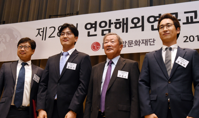구본무 LG 회장(오른쪽 두번째)이 28일 여의도 LG트윈타워에서 열린 제28회 연암해외연구교수 증서수여식에서 지원 교수들과 기념촬영을 하고 있는 모습(사진 왼쪽부터 김우진 서울대 경영학과 교수, 김민기 KAIST 경영대학 교수, 윤장혁 건국대 산업공학과 교수). /LG 제공