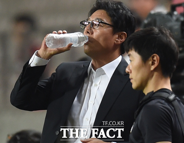 황선홍 감독이 1-3으로 패색이 짙어지자 목이 타는듯 물을 마시고 있다.