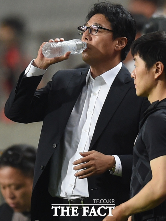 황선홍 감독이 1-3으로 패색이 짙어지자 목이 타는듯 물을 마시고 있다.
