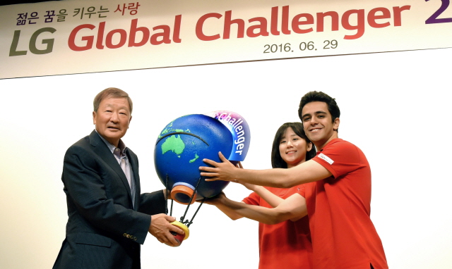 구본무 LG 회장(왼쪽)이 29일 여의도 LG트윈타워에서 열린 LG글로벌챌린저 발대식에서 올해 글로벌챌린저로 선발된 권유정씨(여, 연세대 4학년)와 아크람 알 자디씨(남, 예멘, 서울대 2학년)에게 성공적인 탐방을 기원하는 엠블럼을 전달하고 있다.