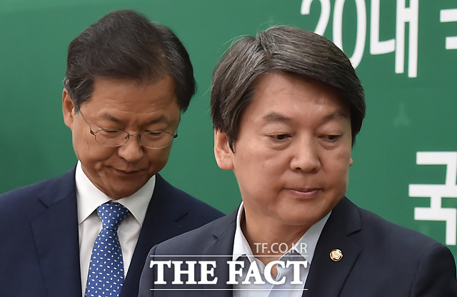 천정배(왼쪽)·안철수 국민의당 상임공동대표가 29일 오전 서울 여의도 국회에서 긴급 기자회견을 열고 당 관계자들의 총선 리베이트 의혹과 관련해 책임을 지고 대표직 사퇴 의사를 밝히고 있다./국회=이새롬 기자