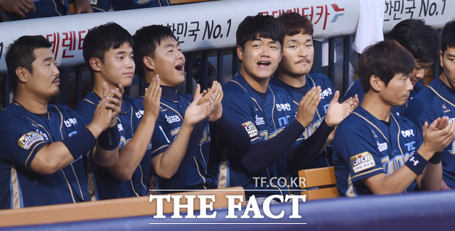 NC 선수들이 생애 첫 선발로 나선 임서준에게 박수를 보내 응원을 하고 있다.