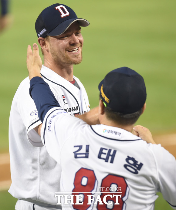 두산 보우덴이 노히트노런을 기록한 뒤 김태형 감독의 환영을 받고 있다.