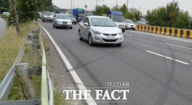 금융감독원은 자동차 사고로 범퍼 긁힘 등 가벼운 사고로 손상이 발생한 경우 교체가 아닌 복원 수리비만 보장하도록 하는 자동차보험 표준약관을 개정해 7월 1일부터 적용한다고 30일 밝혔다. /더팩트 DB