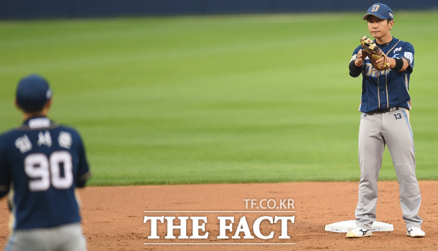 실점 후 의기소침해 하는 임서준에게 박수를 쳐주며 격려하는 손시헌.