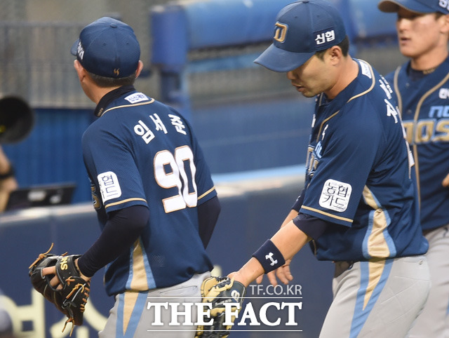 NC 지석훈이 2회 2실점하며 위기를 넘긴 선발 임서준을 격려하고 있다.